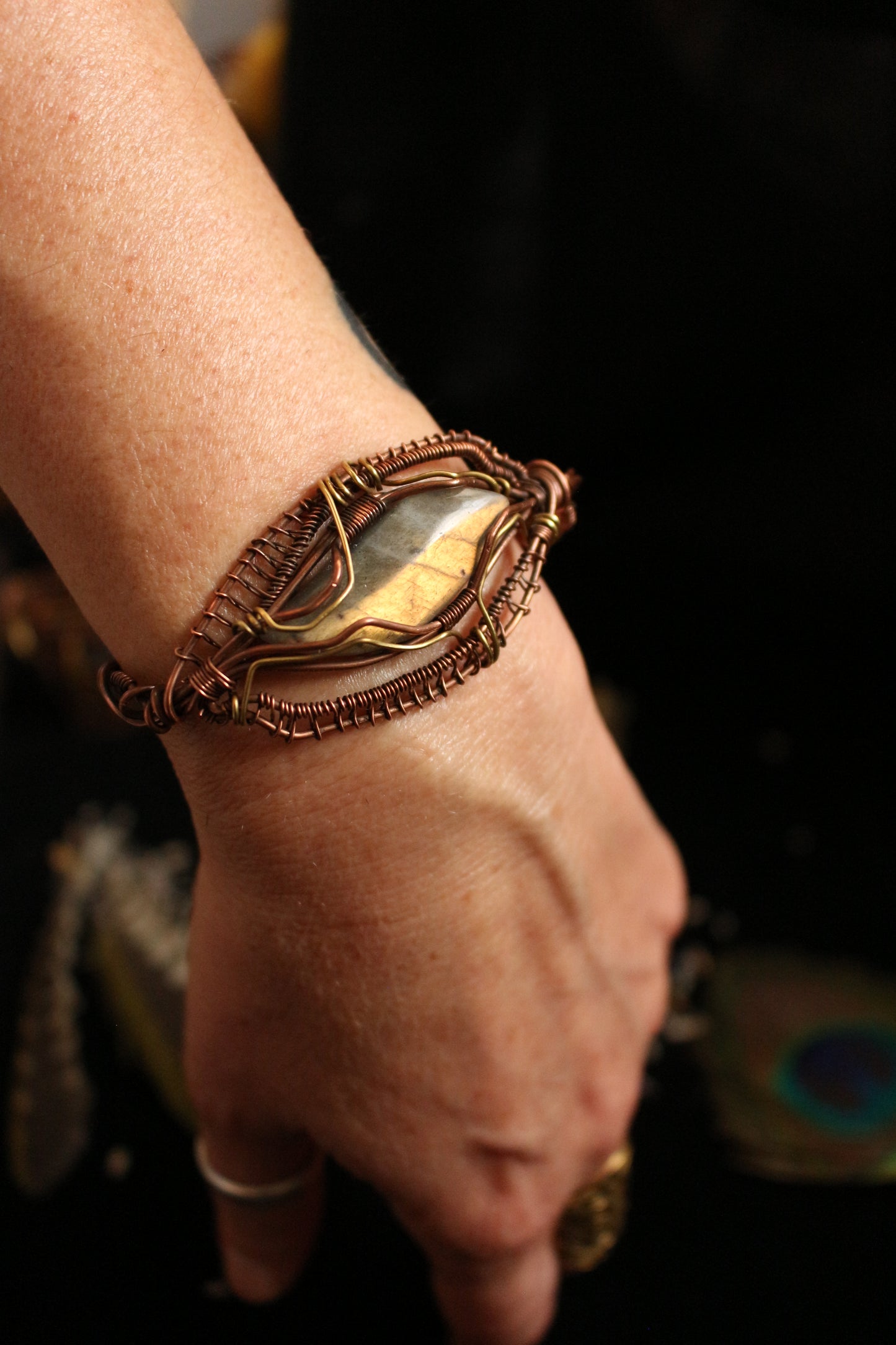 Amuleto/Talismano Labradorite dorata avvolta in filo di ottone e rame Hand made geometric Pagan Wicca Witch