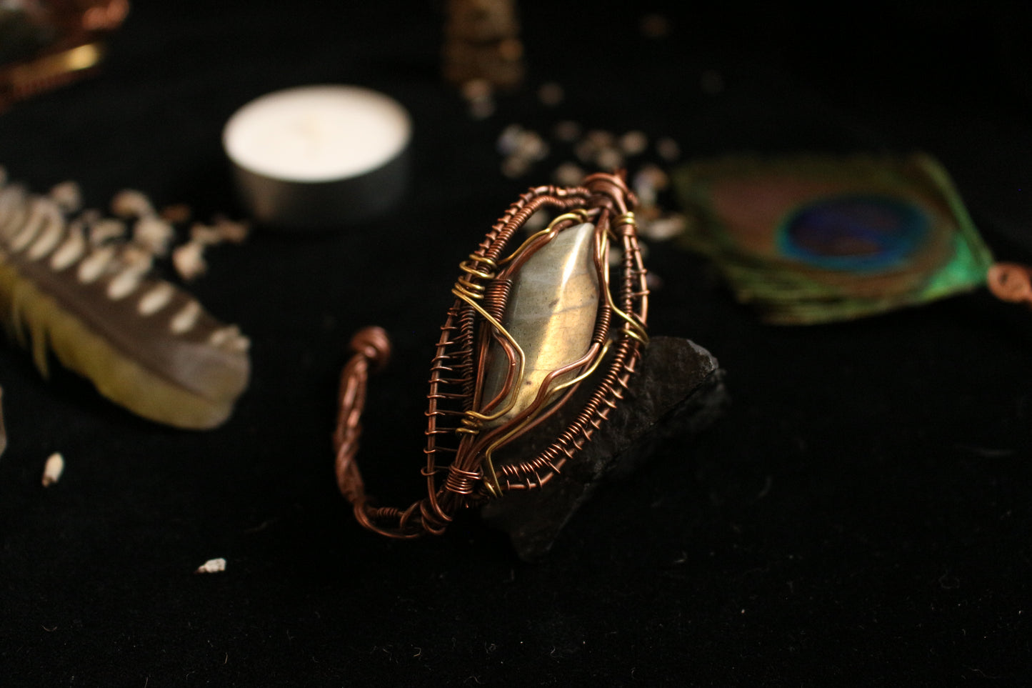 Amuleto/Talismano Labradorite dorata avvolta in filo di ottone e rame Hand made geometric Pagan Wicca Witch