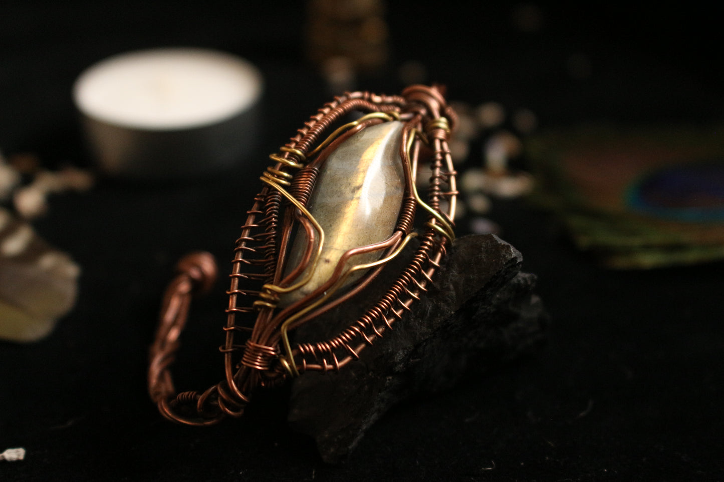 Amuleto/Talismano Labradorite dorata avvolta in filo di ottone e rame Hand made geometric Pagan Wicca Witch