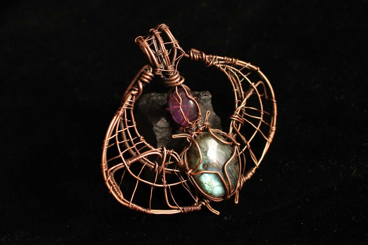 Amuleto/Talismano Scarabeo Labradorite e Ametista avvolta in filo di ottone Hand made geometric Pagan Wicca Witch