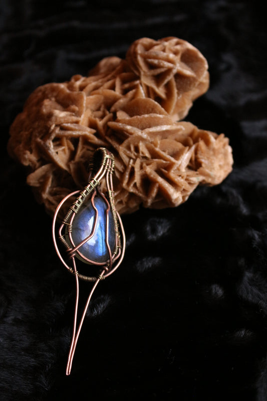 Amuleto/Talismano Labradorite Blu avvolta in filo di rame e ottone Hand made geometric Pagan Wicca Witch