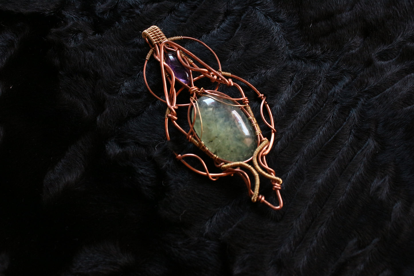 Amuleto/Talismano Prehnite e ametista avvolta in filo di rame e ottone Hand made geometric Pagan Wicca Witch