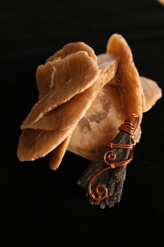 Amuleto "LA SCOPA DELLA STREGA " Cianite nera avvolta in filo di rame Hand made geometric Pagan Wicca Witch