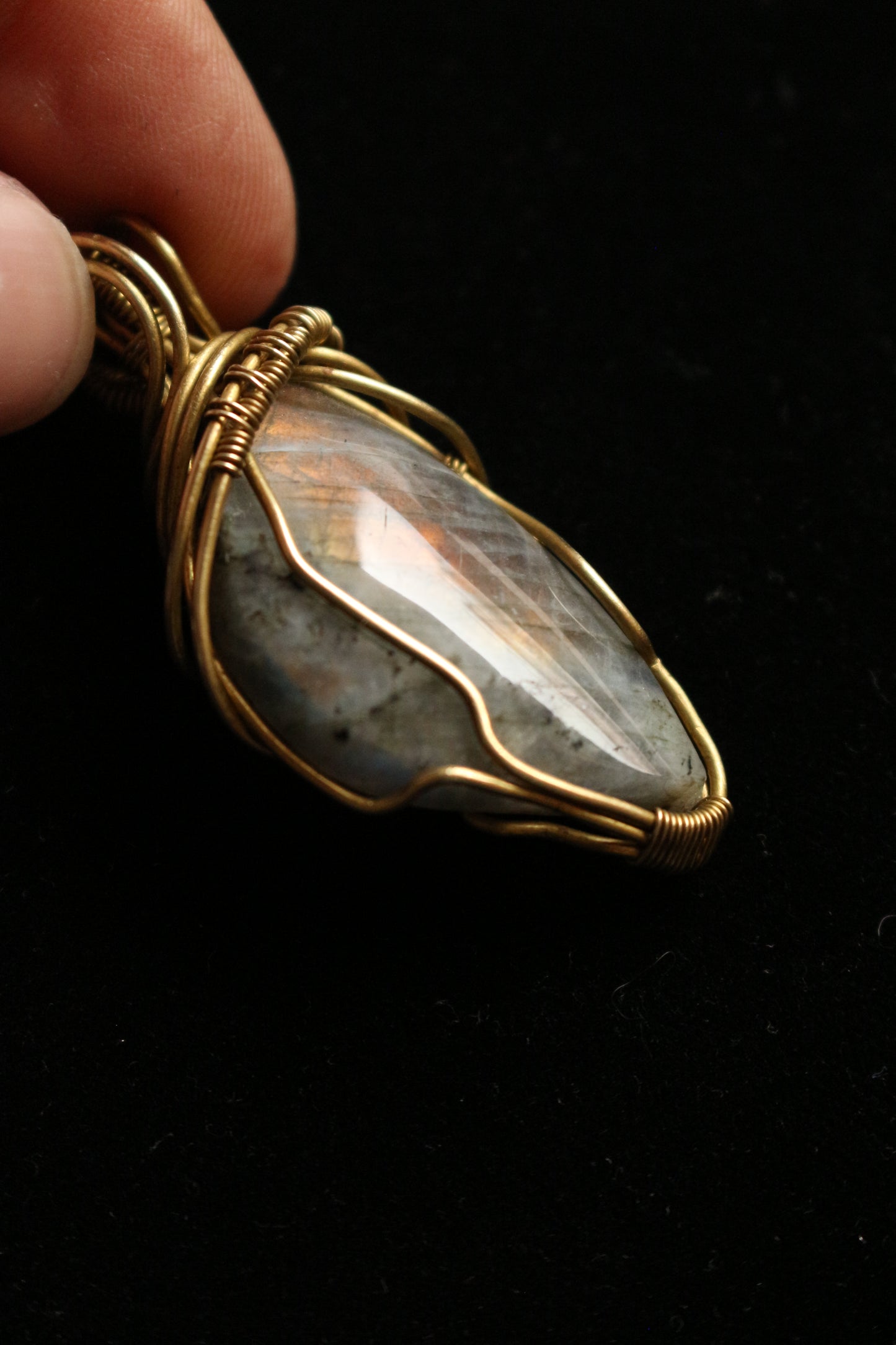 Amuleto/Talismano Labradorite avvolta in filo di ottone Hand made geometric Pagan Wicca Witch