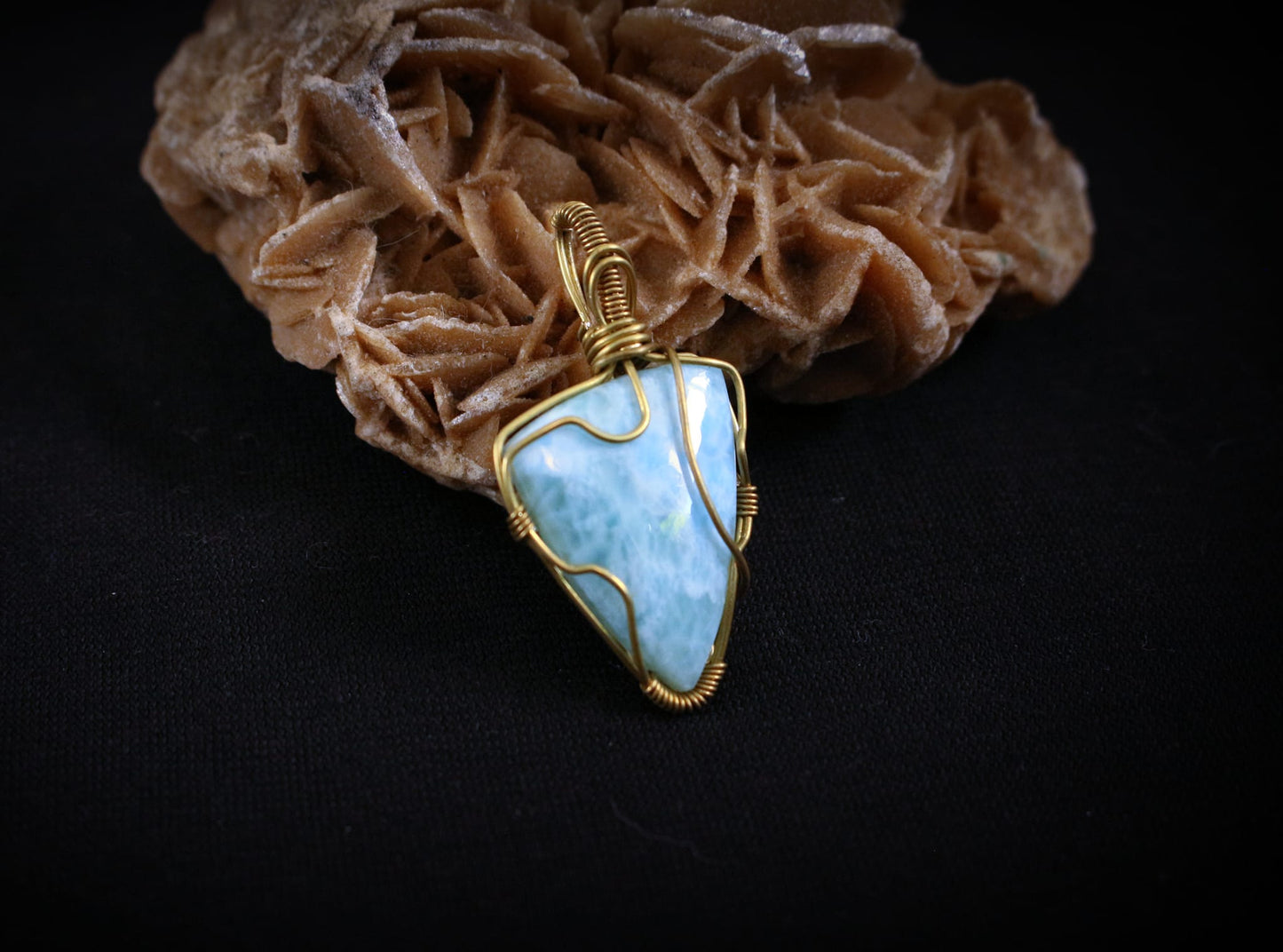 Amuleto/Talismano Larimar avvolta in filo di ottone Hand made geometric Pagan Wicca Witch